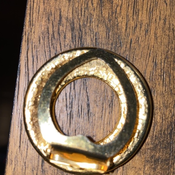 Vintage brushed gold tone round clip pin brooch - Picture 7 of 10